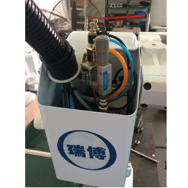 Manipulator robot de turnare prin injecție direct cu braț oscilant din fabrică